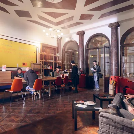 Auberge de jeunesse Pal's And *